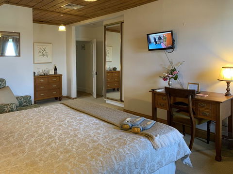 The Racecourse Inn - Accommodation Cooktown 1