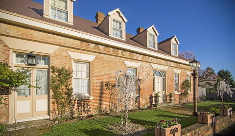 The Racecourse Inn - Accommodation Cooktown 0