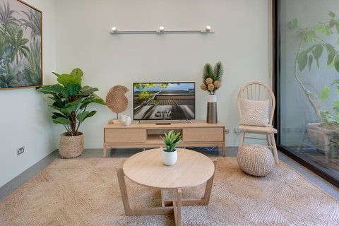 Tranquil Contemporary Hideaway In Hippest Area - Accommodation Cooktown 2