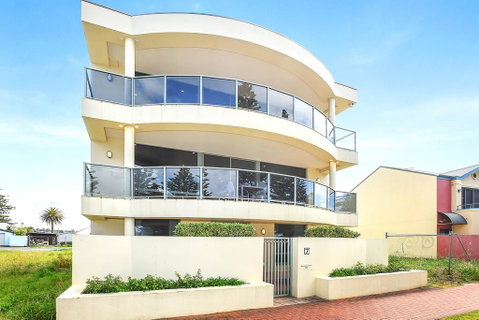 Ultimate Esplanade - 3 Storey Experience - WiFi - Accommodation Cooktown 0