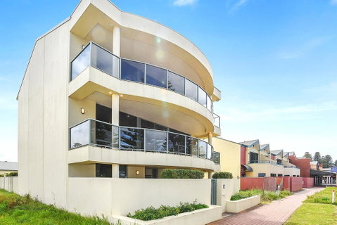 Ultimate Esplanade - 3 Storey Experience - WiFi - Accommodation Cooktown 3
