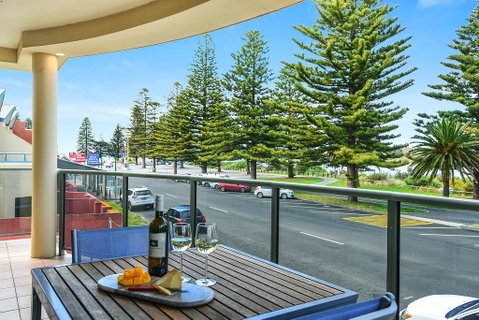 Ultimate Esplanade - 3 Storey Experience - WiFi - Accommodation Cooktown 1