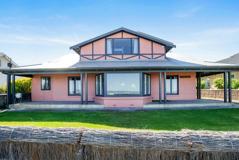 Victor Harbor Beachfront Bliss + WiFi - Accommodation Cooktown 1