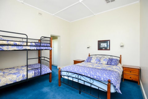 Victor Harbor Beachfront Bliss + WiFi - Accommodation Cooktown 2