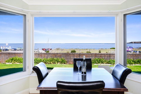 Victor Harbor Beachfront Bliss + WiFi - Accommodation Cooktown 0