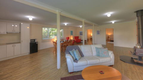 Village Stays Coldstream Gallery Bungalow - Accommodation Cooktown 3