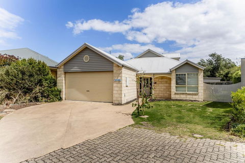 WALKIN ON SUNSHINE - STROLL TO BEACH BREAK - Accommodation Cooktown 0