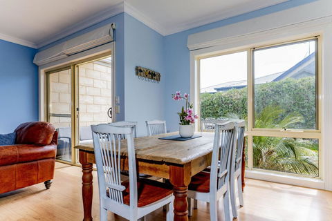 WALKIN ON SUNSHINE - STROLL TO BEACH BREAK - Accommodation Cooktown 1