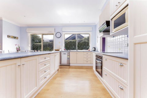 WALKIN ON SUNSHINE - STROLL TO BEACH BREAK - Accommodation Cooktown 2