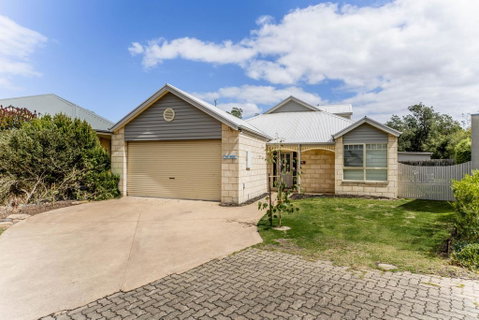 WALKIN' ON SUNSHINE - Accommodation Cooktown 0