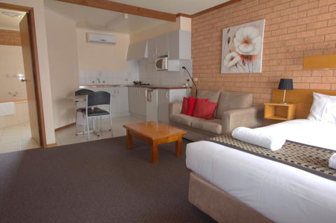 Blue Whale Motor Inn & Apartments - Accommodation Cooktown 20