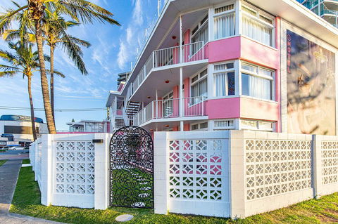 The Pink Hotel Coolangatta - Accommodation Cooktown 1