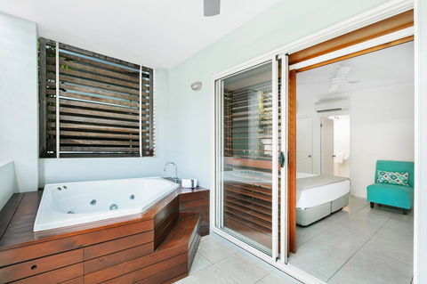 Mantra Aqueous On Port - Accommodation Cooktown 9