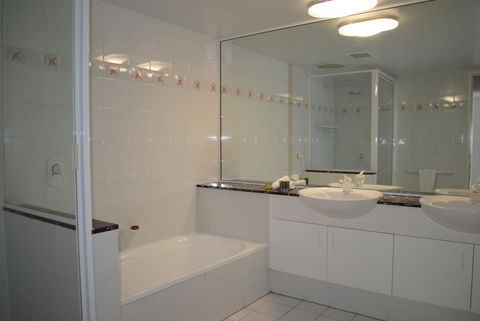 BeachView Apartments At Villa Paradiso - Accommodation Cooktown 5