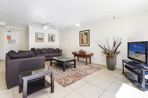 Surfers Century Oceanside Apartments - Accommodation Cooktown 6