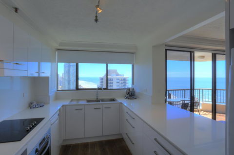 Surfers Century Oceanside Apartments - Accommodation Cooktown 37
