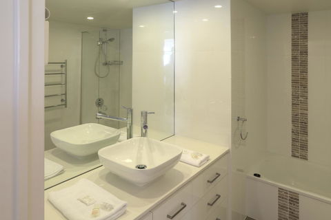 Surfers Century Oceanside Apartments - Accommodation Cooktown 38
