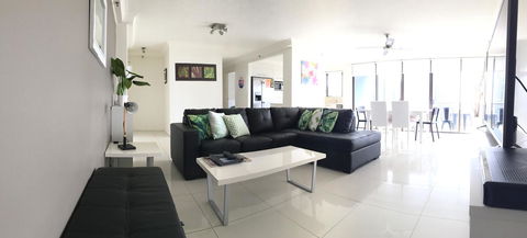 Surfers Century Oceanside Apartments - Accommodation Cooktown 25