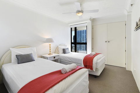 Surfers Century Oceanside Apartments - Accommodation Cooktown 10