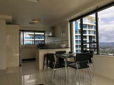 Surfers Century Oceanside Apartments - Accommodation Cooktown 24