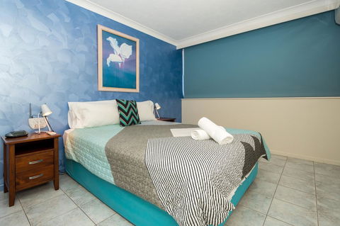 Breakers North Absolute Beachfront Apartments - Official - Accommodation Cooktown 40