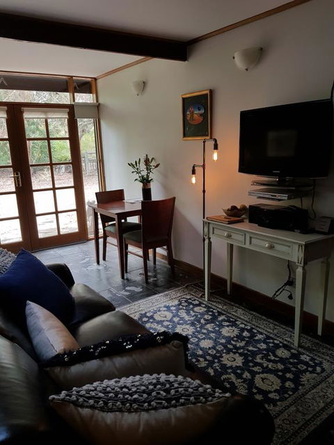 William Hunt's Retreat - Redwood Studio - Accommodation Cooktown 3