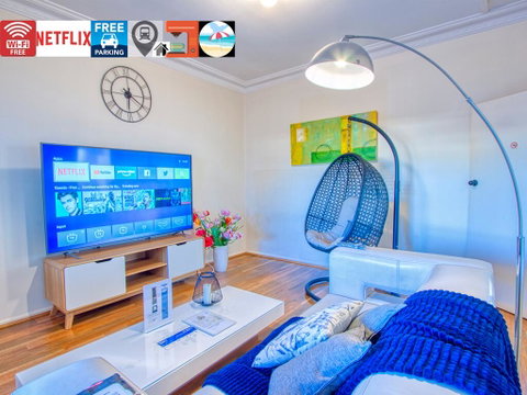 Wollongong Station Holiday House With Wi-Fi,75 Inch TV, Netflix,Parking,Beach - Accommodation Cooktown 0