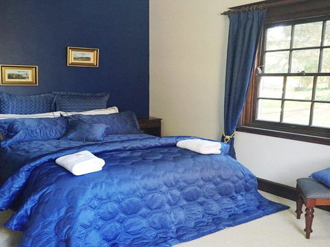 York Cottage - Grand Gate House And Enchanting Gardens - Accommodation Cooktown 3