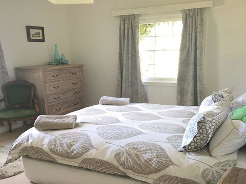 York Cottage - Grand Gate House And Enchanting Gardens - Accommodation Cooktown 1