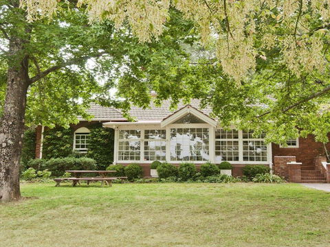 York Cottage - Grand Gate House And Enchanting Gardens - Accommodation Cooktown 0