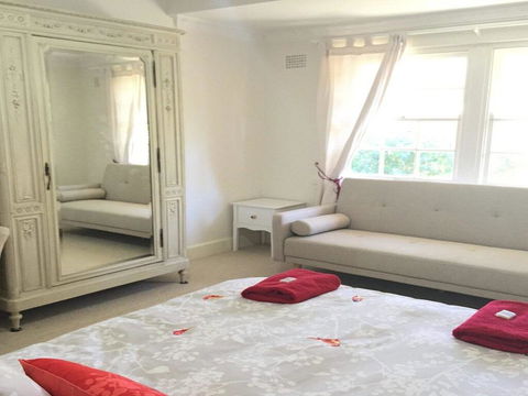 York Cottage - Grand Gate House And Enchanting Gardens - Accommodation Cooktown 2