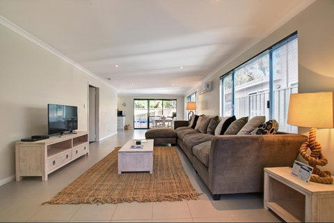 A Little Luxury In Town - Accommodation Cooktown 3