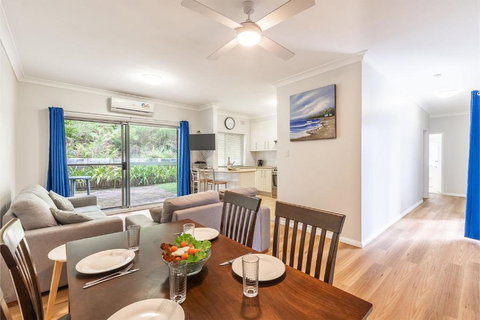 Adriana 4 Open Plan Living With Backyard - Accommodation Cooktown 2