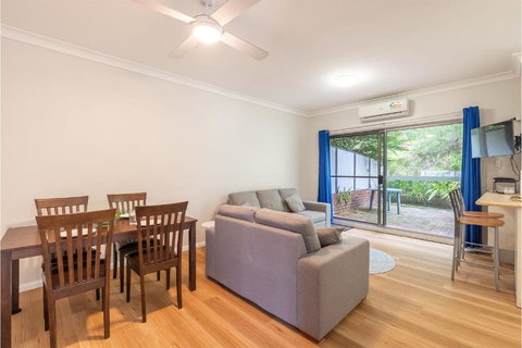 Adriana 4 Open Plan Living With Backyard - Accommodation Cooktown 3