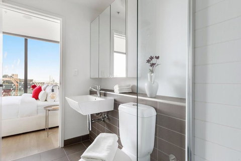 A 2BR Apt With Harbour Views And FREE Parking - Accommodation Cooktown 2