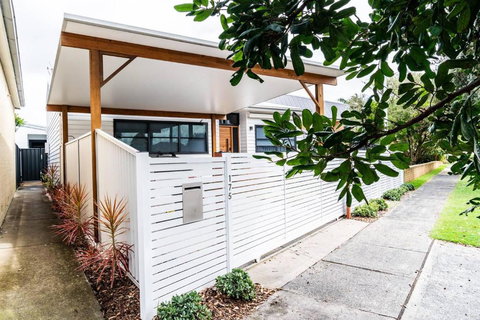 A Chic Coastal Hideaway At Toowoon Bay Beach - Accommodation Cooktown 1