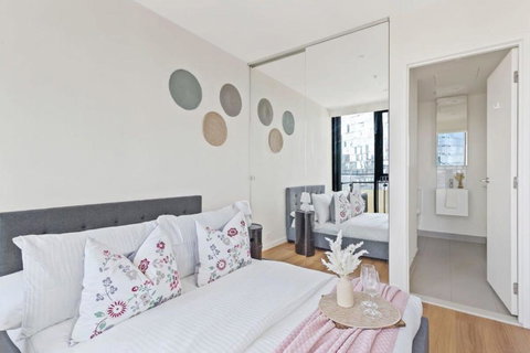 A Cozy 2BR Apt Near Crown With City Skyline Views - Accommodation Cooktown 2