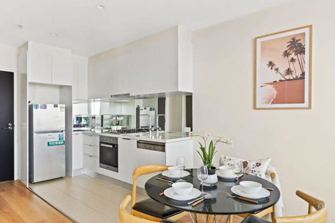 A Cozy 2BR Apt Near Crown With City Skyline Views - Accommodation Cooktown 4