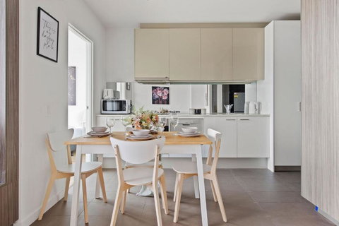 A Cozy 2BR Apt With Harbour Views FREE Parking - Accommodation Cooktown 4