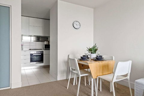 A Modern & Cozy 2BR Apartment With City Views - Accommodation Cooktown 3