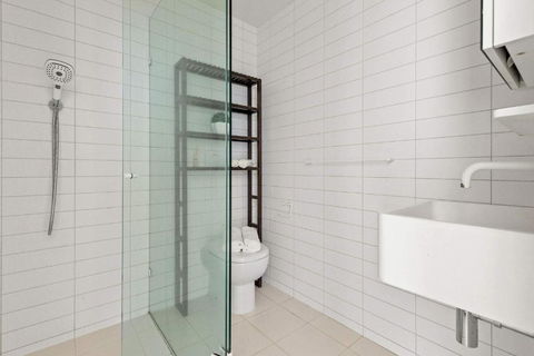 A Modern & Cozy 2BR Apartment With City Views - Accommodation Cooktown 4