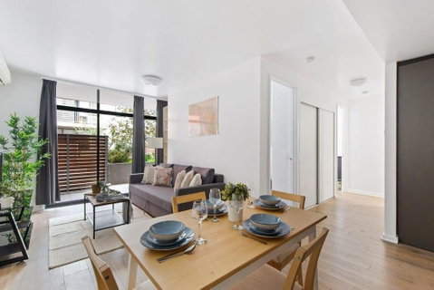 A Spacious 2BR Apt With A Courtyard & FREE Parking - Accommodation Cooktown 0