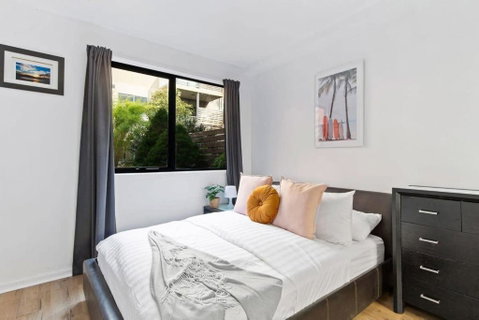 A Spacious 2BR Apt With A Courtyard & FREE Parking - Accommodation Cooktown 1