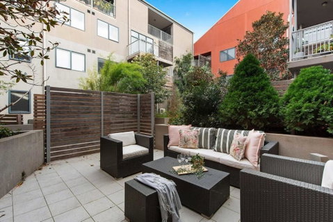 A Spacious 2BR Apt With A Courtyard & FREE Parking - Accommodation Cooktown 2