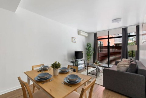 A Spacious 2BR Apt With A Courtyard & FREE Parking - Accommodation Cooktown 4