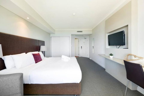 A Waterview Oasis On The Esplanade With Pool - Accommodation Cooktown 2