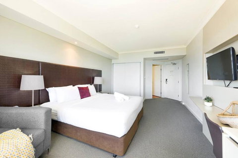 A Waterview Oasis On The Esplanade With Pool - Accommodation Cooktown 1