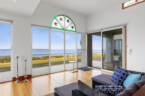Absolute Bay Frontage With Open Fire And Spa Bath - Accommodation Cooktown 4