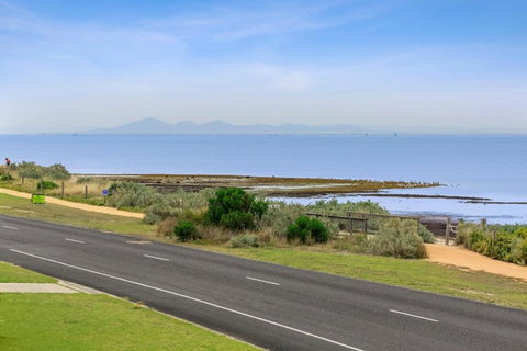 Absolute Bay Frontage With Open Fire And Spa Bath - Accommodation Cooktown 2