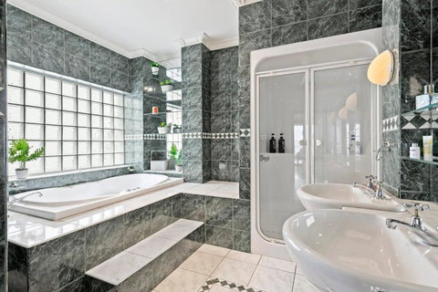 Absolute Bay Frontage With Open Fire And Spa Bath - Accommodation Cooktown 3